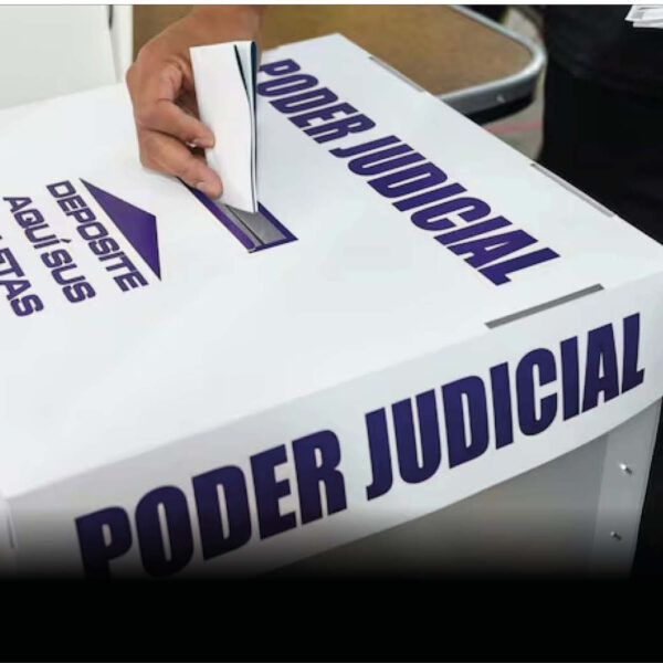 INE ordena abstenerse de distribuir acordeones para elección judicial; “una vergüenza para la democracia”, acusan